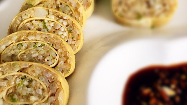 千张糯米肉卷,蒸熟切片，蘸蒜酱吃，蒜酱汁里在滴两滴香油就更美味了😋