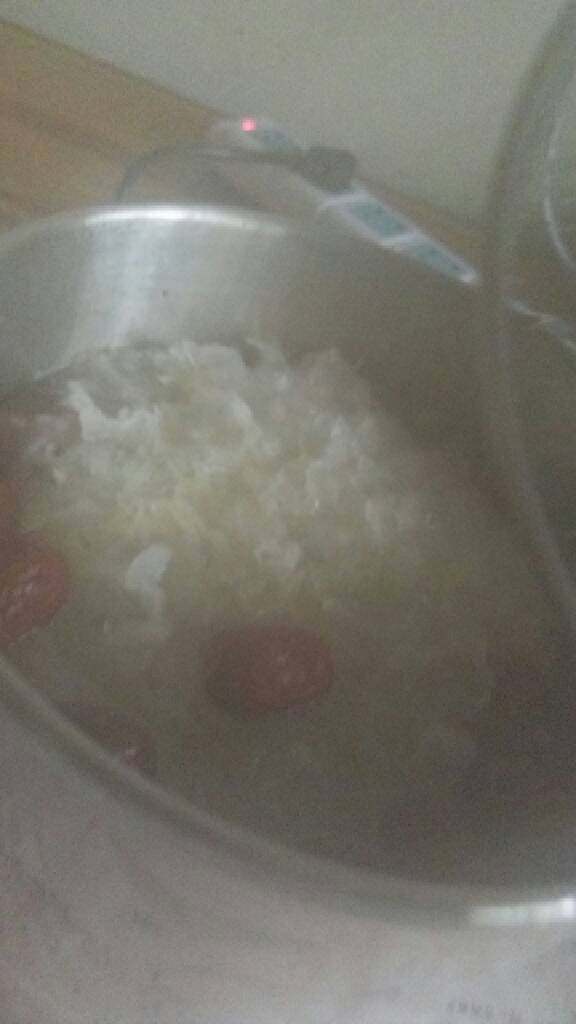 银耳红枣桂圆汤,沸腾后水蒸气冒上来,照片模糊。