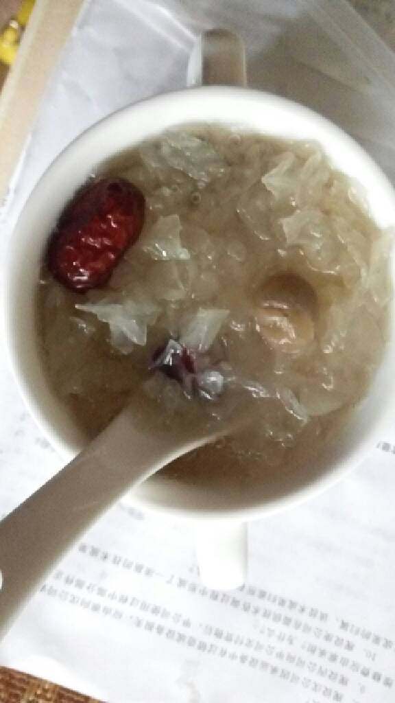 银耳红枣桂圆汤,黄色的是桂圆,红色的是红枣。