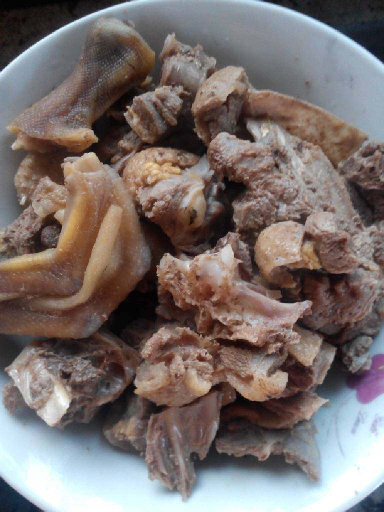 地方菜―长沙啤酒鸭,半边鸭砍成块，焯水后过凉水备用