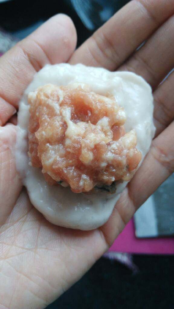 地方菜≈福州包心鱼丸≈,取一勺鱼浆在手心,放入肉馅儿