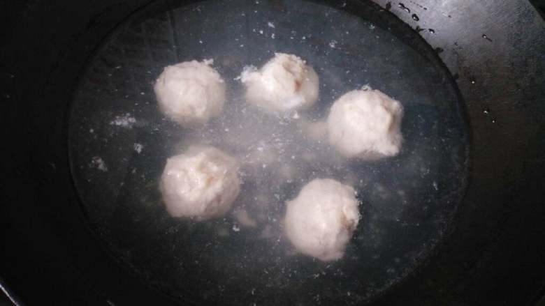 地方菜≈福州包心鱼丸≈,拇指挪动,把馅儿包上,用圆勺子舀入锅中(我做的太大了😂)