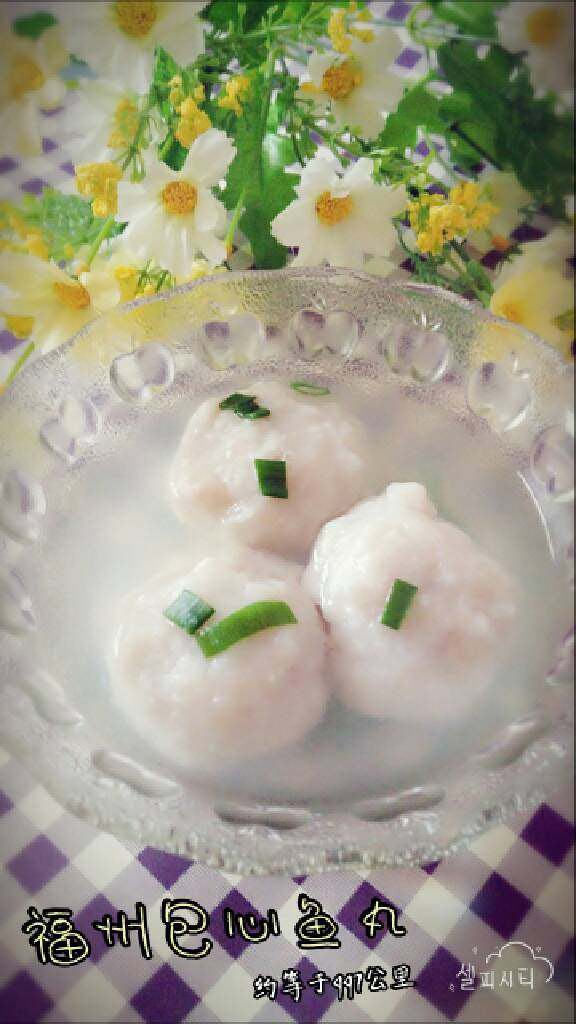 地方菜≈福州包心鱼丸≈,用中小火慢慢煮,大概15分钟,煮至鱼丸浮起,撒上葱花就可以出锅了