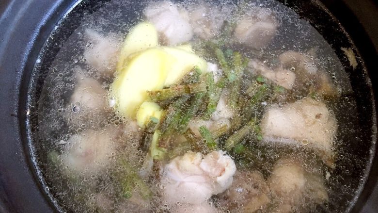 铁皮石斛炖鸡汤,倒入开水没过鸡肉,至砂锅边沿约2处即可。水开加<a style='color:red;display:inline-block;' href='/shicai/ 718'>料酒</a>,大火烧开煮2分钟,加盐关小火炖20分钟。