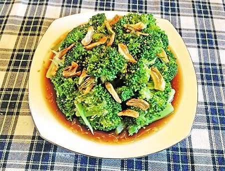 蒜片西兰花,炸蒜的油倒入调味汁中!一起浇到西兰花上即可!
