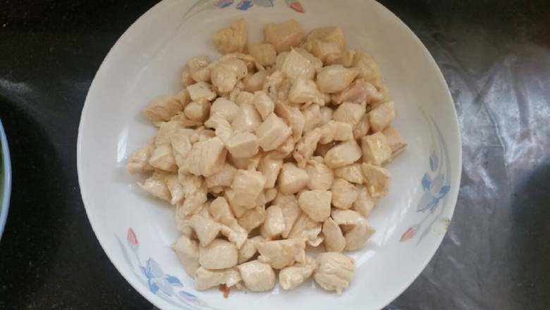 菠萝鸡丁,鸡丁用淀粉抓匀,下油锅翻炒断生。