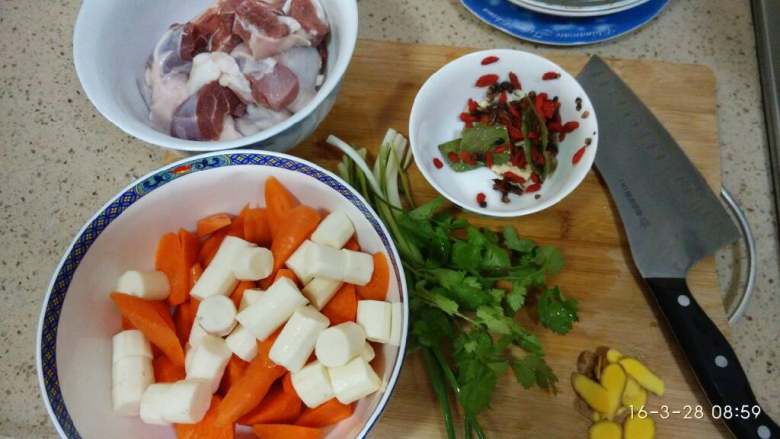 当归羊肉汤,所有材料洗净切块,羊肉高压锅压15分钟备用