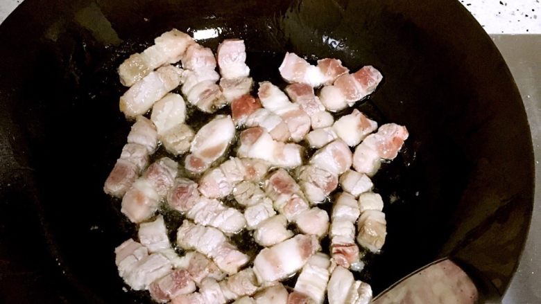土豆烧五花肉,锅下油烧辣下肉炒变色。