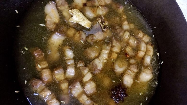 土豆烧五花肉,加水。大火煮开关小火慢慢煮。
