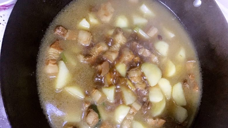 土豆烧五花肉,小火慢煮,汤汁越变越少,试试味道,放些酱油、盐、鸡精使味道更棒。