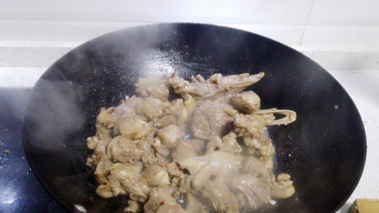 地方菜-香辣红烧鸭,不断翻炒,待鸭子变色时捞出。这样爆炒过的鸭子红烧后更香。