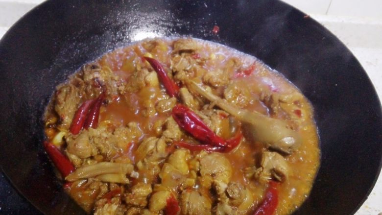 地方菜-香辣红烧鸭,加入适量水,刚好淹没过鸭肉,加入适量<a style='color:red;display:inline-block;' href='/shicai/ 692'>酱油</a>和醋。
煮开后中火煮十分钟左右(时间和水量根据鸭肉多少而改变)。