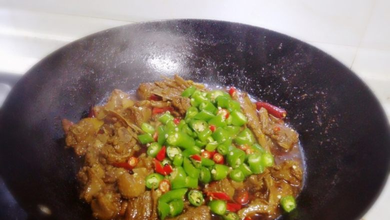 地方菜-香辣红烧鸭,然后汤汁逐渐变浓,加入小米辣和青尖椒段。