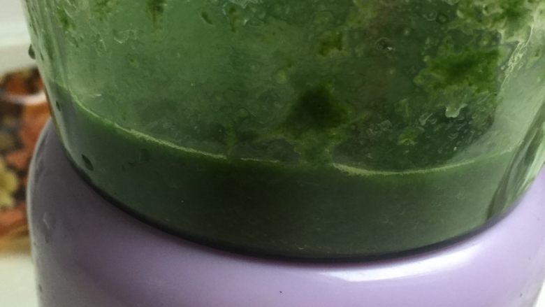 地方菜 清明果,煮好的清明草用清水漂洗后控干水份,加适量清水放入料理机打成泥