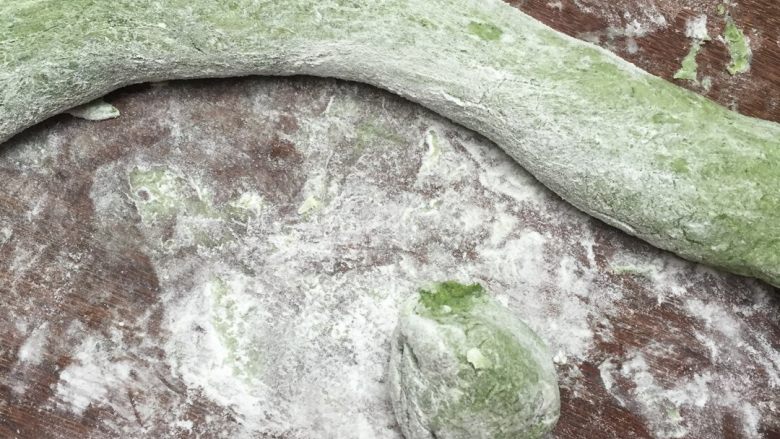 地方菜 清明果,锅里取出面团放板上揉匀,如粘手可用些干粉或手抹油,分成40重一个的剂子