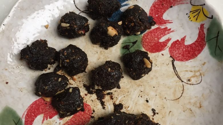 地方菜 清明果,包入芝麻红糖馅(一定要用红糖哦!我还加了花生碎,桂花)