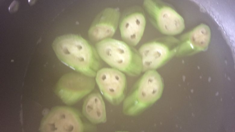 蒜蓉蒸丝瓜,丝瓜段在开水 煮3分钟