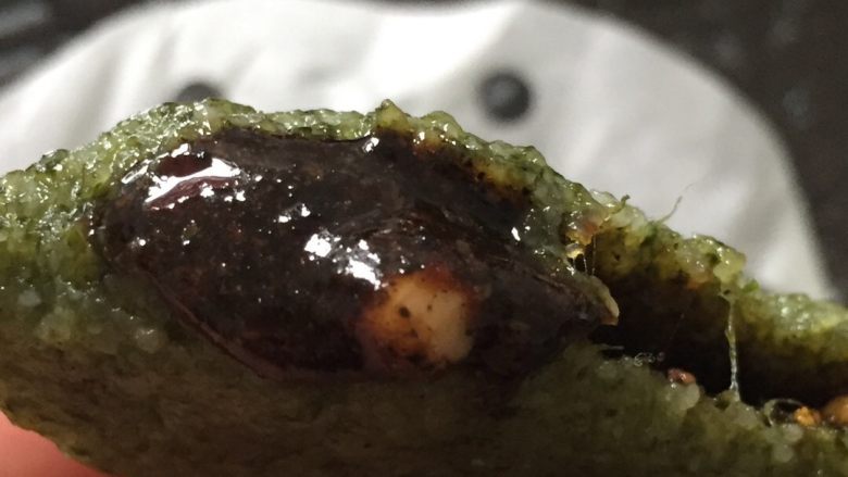 地方菜 清明果,上锅蒸15分钟,取出晾稍温再开吃味道更好,咬一口爆糖浆,要的就是这个感觉!