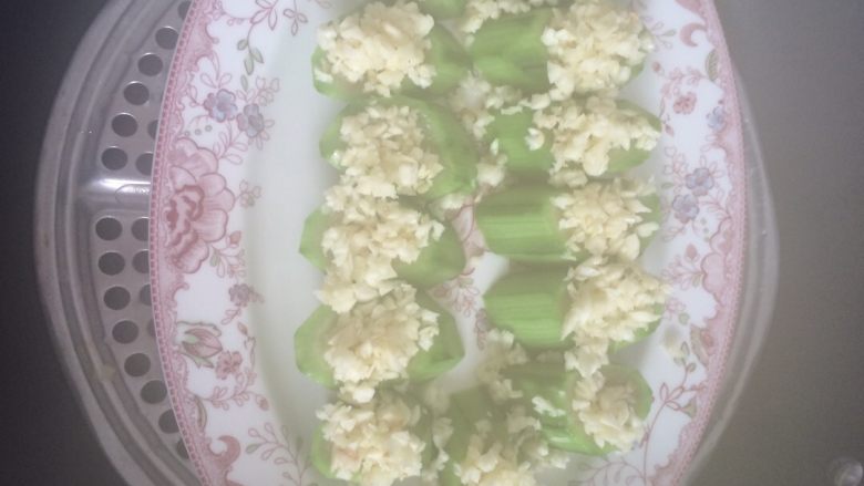 蒜蓉蒸丝瓜,蒜蓉丝瓜摆放好盘子里，在放开水锅里蒸熟。