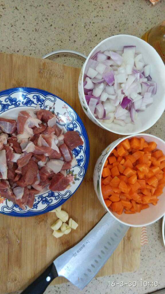 羊肉抓饭,所有食材切块备用，冻<a style='color:red;display:inline-block;' href='/shicai/ 329'>羊肉</a>吸干水分