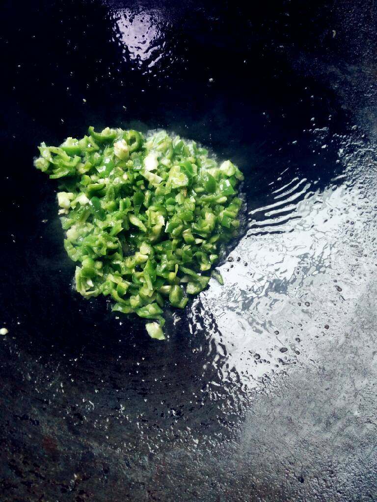 青椒和蛋,锅中放入比平时多一些的油,蛋比较吃油,先把青椒放下去翻炒(加入青椒的盐)