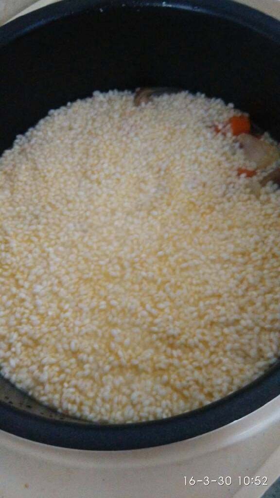 羊肉抓饭,热锅凉油，油出烟是下蒜末炒香，再下羊肉煸炒至没有水分，下<a style='color:red;display:inline-block;' href='/shicai/ 29'>洋葱</a>炒出香味，再下<a style='color:red;display:inline-block;' href='/shicai/ 25'>胡萝卜</a>翻炒至<a style='color:red;display:inline-block;' href='/shicai/ 25'>胡萝卜</a>微软，按自己口味加盐，全部倒入电饭锅里，倒入泡好的米，铺平，米汤不要超过食材，在煮饭过程中蔬菜会出水，加水太多做出来就稀了