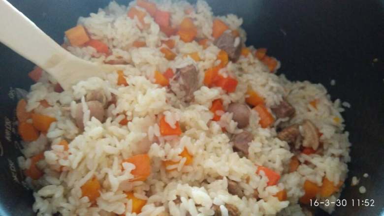 羊肉抓饭,按下煮饭键，可以干别的了，等自动跳到保温后拔电源闷20分钟即可。