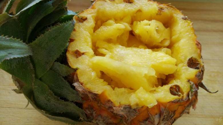 菠萝花米饭,先把菠萝洗干净，将菠萝切开，用小刀把肉挖出，切丁，榨汁备用。