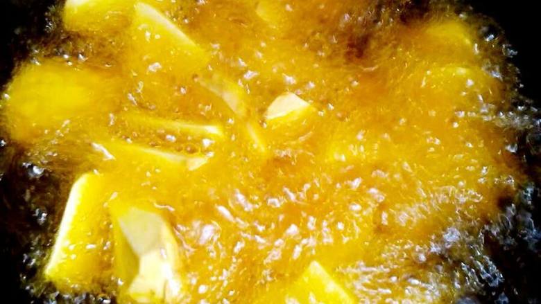 地方菜~拔丝地瓜,锅中多放些油, 七分热的时候放入地瓜块。
