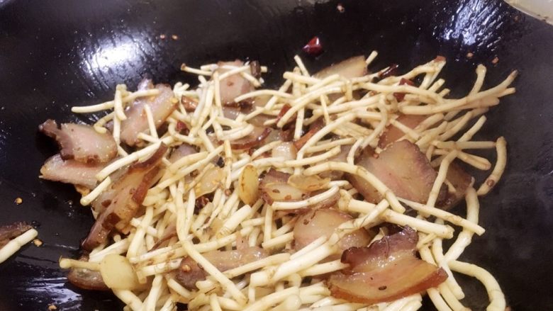 地方菜-折耳根炒腊肉,继续翻炒约3分钟,调入盐味鸡精即可。