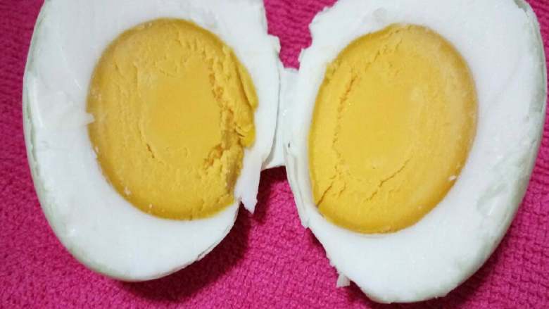 地方菜――咸蛋黄焗南瓜,取出咸鸭蛋蛋黄压碎,锅里倒入适量色拉油,加蛋黄碎炒香,(炒蛋黄是应该用中小火并且不停地搅拌才能将蛋黄炒干、炒香)再加适量的盐一起翻炒均匀。
