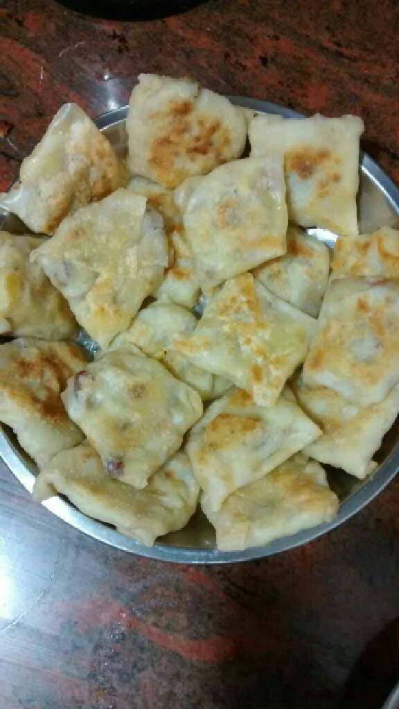 番薯泥煎饼,用不粘锅放油慢火煎,煎至两面金黄色就上锅,可以吃了