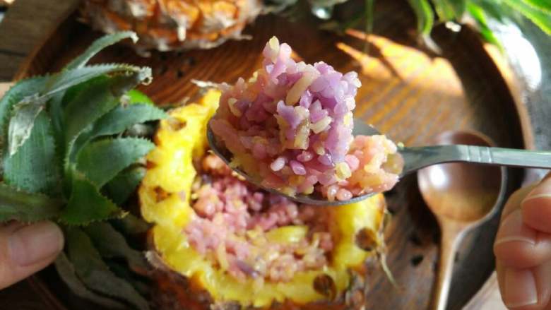 菠萝花米饭,盛出蒸好的花米饭，将花米饭放入菠萝里面，再放入榨好的菠萝汁，将花米饭和菠萝汁均匀搅拌在一起就可以了。