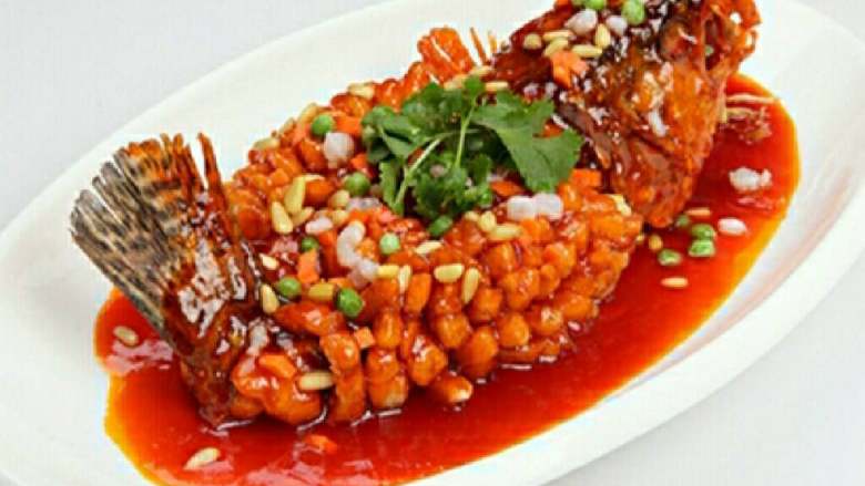 松鼠鳜鱼,炒锅中留少许食用油，放入少许清汤，加盐、<a style='color:red;display:inline-block;' href='/shicai/ 3729'>白糖</a>、<a style='color:red;display:inline-block;' href='/shicai/ 699'>番茄酱</a>、<a style='color:red;display:inline-block;' href='/shicai/ 715'>白醋</a>，烧沸后，用湿淀粉勾芡，加入热油少许推匀，出锅浇在鱼肉上，撒上松子即可