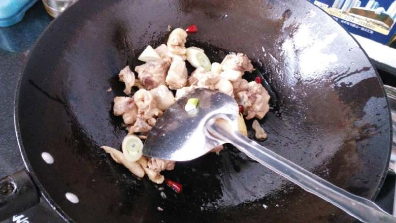 地方菜≈芋儿烧鸡≈,取出多余的油,放入葱姜蒜,干辣椒,花椒炒香