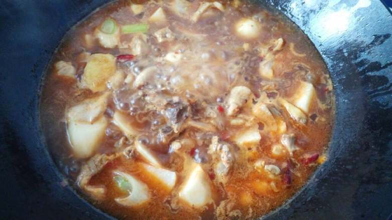 地方菜≈芋儿烧鸡≈,倒入芋头和能没过食材的水,加入盐,鸡精,生抽,老抽,豆瓣酱调味