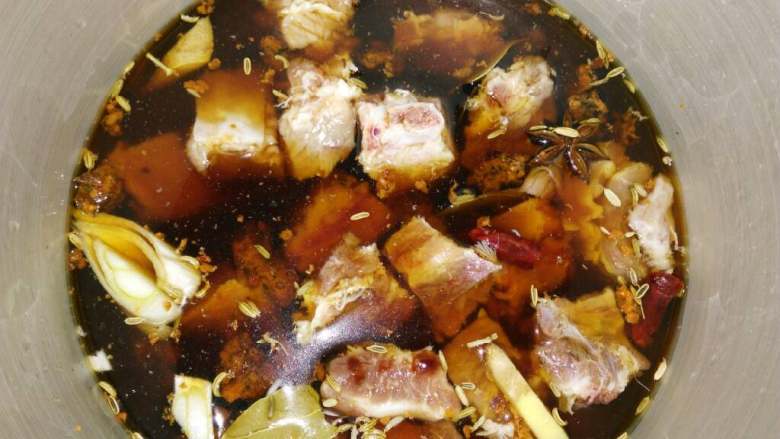 地方菜≈干锅排骨≈,把排骨倒入锅中,用盐,料酒,鸡精,生抽,老抽,生姜煮30分钟,去腥去血沫子,煮烂