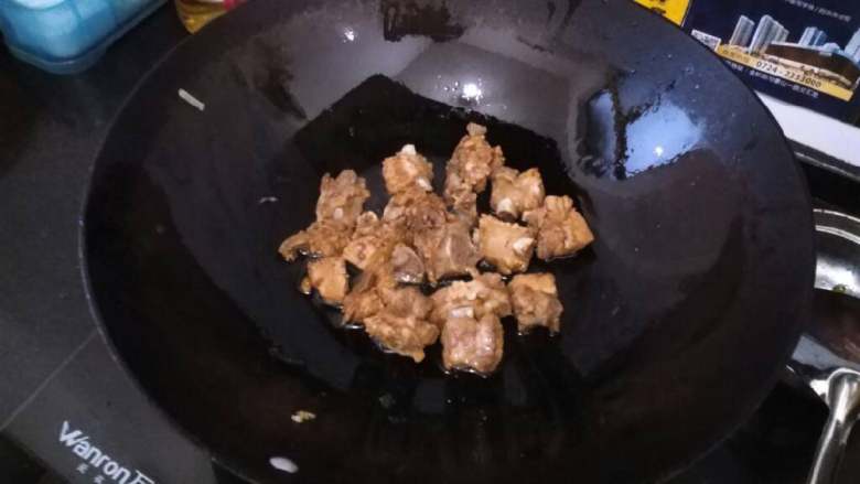 地方菜≈干锅排骨≈,排骨煮好后捞出,倒入锅中煎至两面微焦