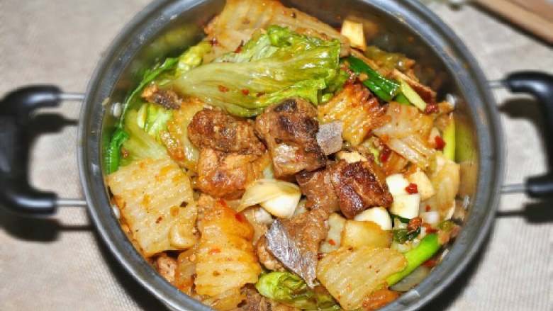 地方菜≈干锅排骨≈,盛入锅中,点火即可