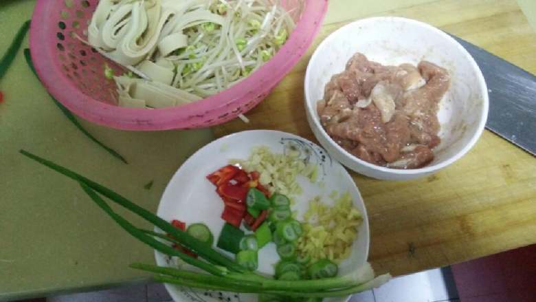 水煮肉片,切好葱姜蒜辣椒