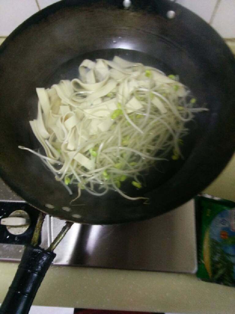 水煮肉片,放水把千张豆芽菜煮熟