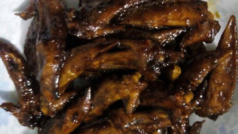 可乐鸡翅,鸡翅用油炸，炸至泛黄微焦即可
