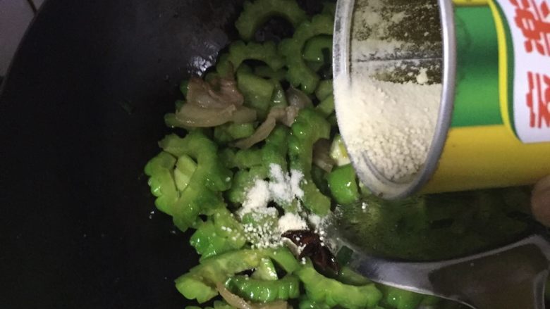 五花肉炒苦瓜,快熟时加入鸡精、出锅、