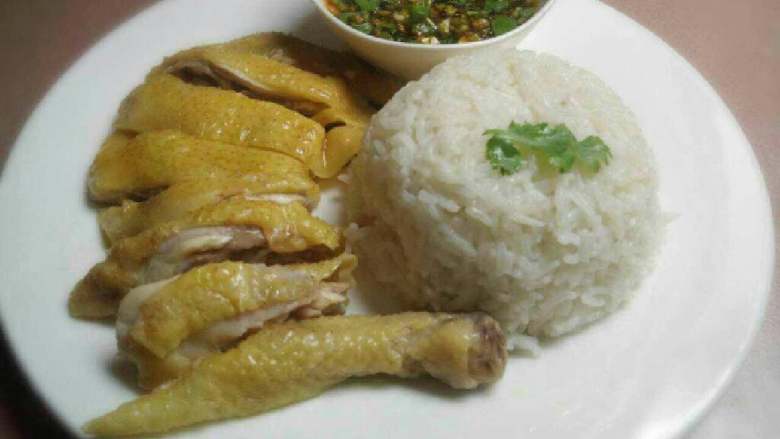 地方菜 海南鸡饭,饭煮熟后盛一碗装盘~鸡斩块~摆盘即可享用