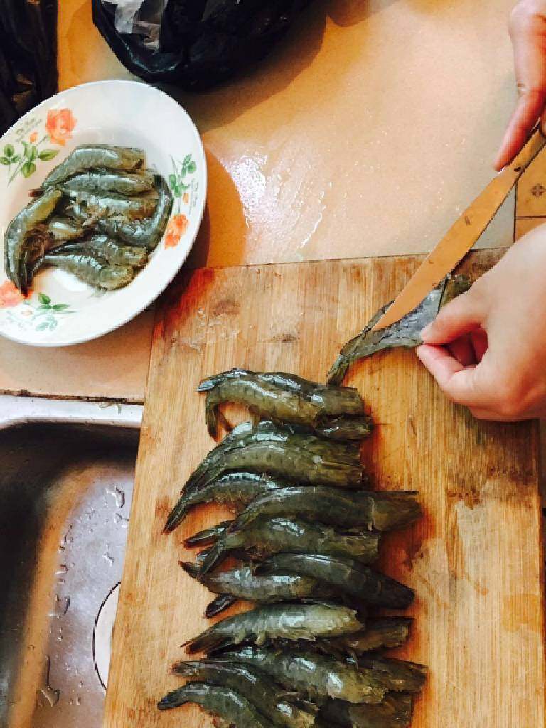 香辣虾,剪掉虾须,开边