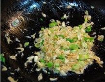 虾皮小白菜粉丝煲,放入葱花和蒜末，炒香