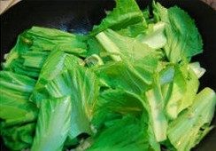 虾皮小白菜粉丝煲,下小白菜，炒两下