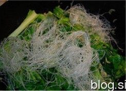 虾皮小白菜粉丝煲,放粉丝，盖上盖子焖一下