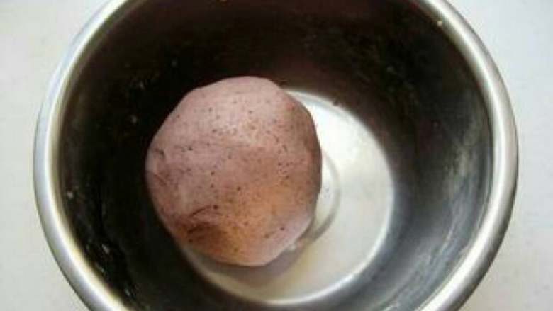 豆沙糕,将红豆沙和糯米团充分的揉到一起,注意不要有豆沙颗粒。