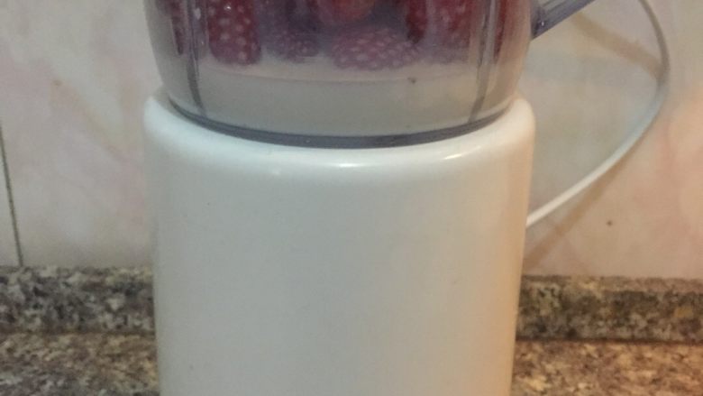 奶香草莓松饼,洗净的草莓放入九阳料理机加入适量<a style='color:red;display:inline-block;' href='/shicai/ 219'>牛奶</a>